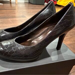 Tahari Black Croc-Embossed Heels in Cacao Size 8